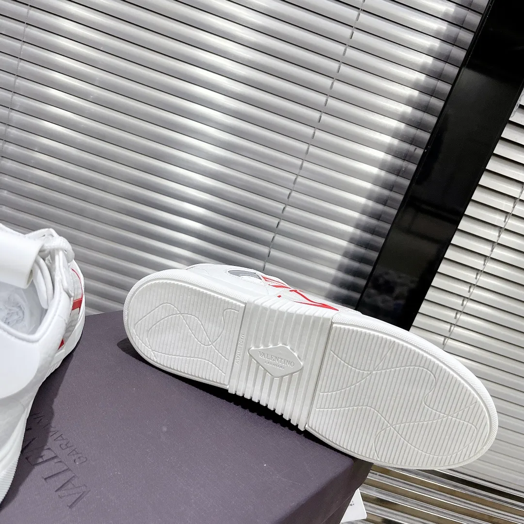 👟👟Ex-factory price 600👟👟 Valentino ONE STUD calfskin lace-up sneakers. Soft suede low-top sneakers, classic and versatile, couple's sneakers, special goods, worth buying! A pair of simple shoes with unique details will save you from the difficulty of dressing. OneStud sneakers, with quilted plaid and oversized rivets, create an eye-catching punk style and get rid of the heavy feeling of this season's clothing. Upraise calfskin derby shoes, with exquisite leather construction and simple silhouette, and smooth lines set the tone of coolness, are a versatile item in the wardrobe. There are more Valentino boutique shoes waiting for you to unlock! It’s time to get the shoes you’ve been coveting for a long time! Officially on sale 7,+++ - Seven straps, decorated with metallic rubber effect. Decoration on the back and tongue. Size 35-44.